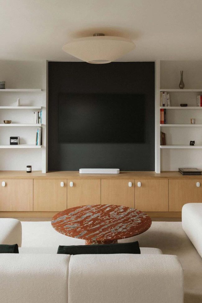 faire-disparaitre-sa-tv-sans-en-changer-mur-couleur-sombre faire-disparaitre-sa-tv-sans-en-changer-mur-couleur-sombre