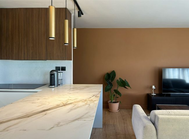 faire-disparaitre-sa-tv-sans-en-changer-mur-couleur-vive-atelierlatte faire-disparaitre-sa-tv-sans-en-changer-mur-couleur-vive-atelierlatte